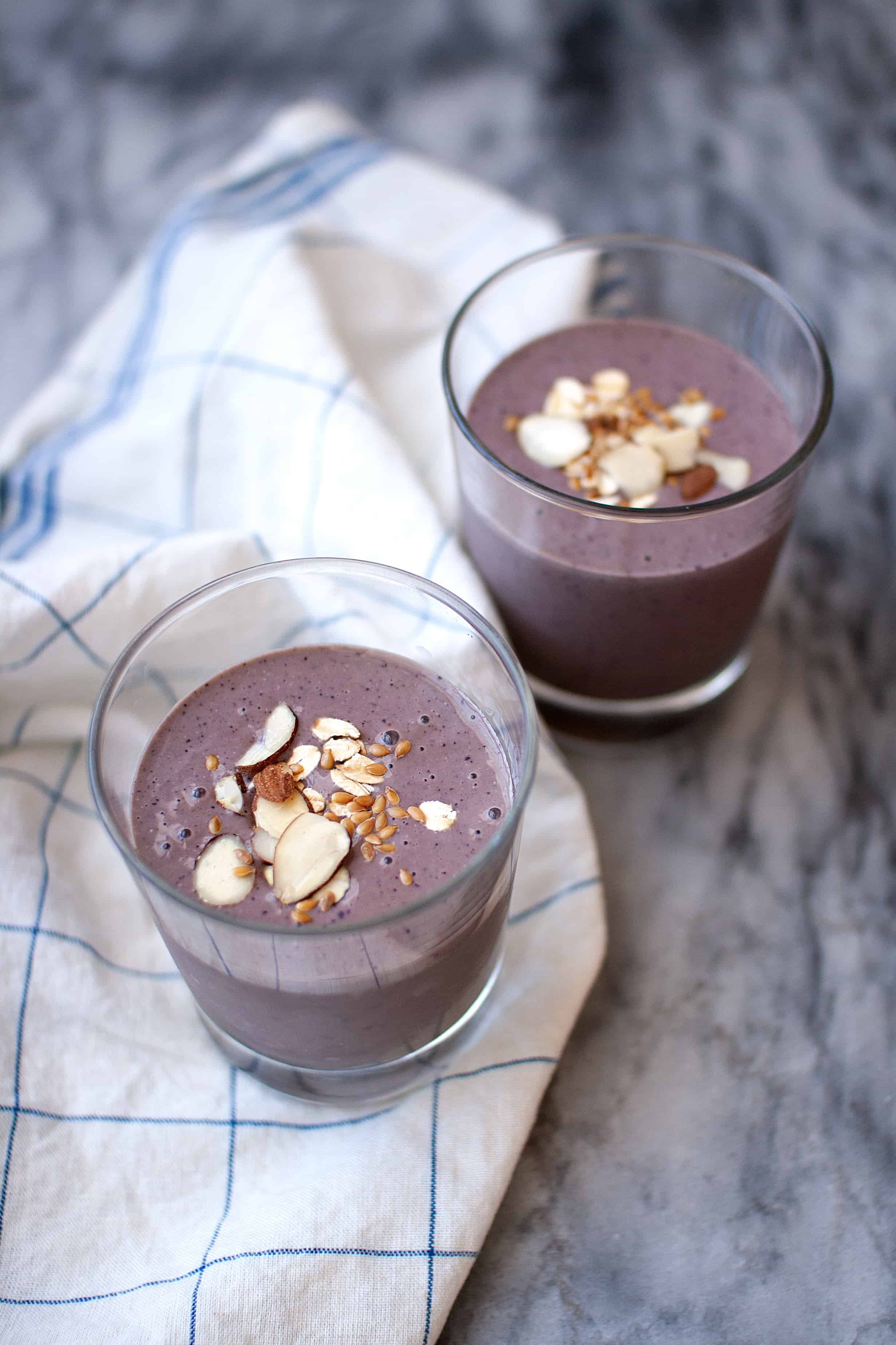 Blueberry Oatmeal Smoothie with Spinach