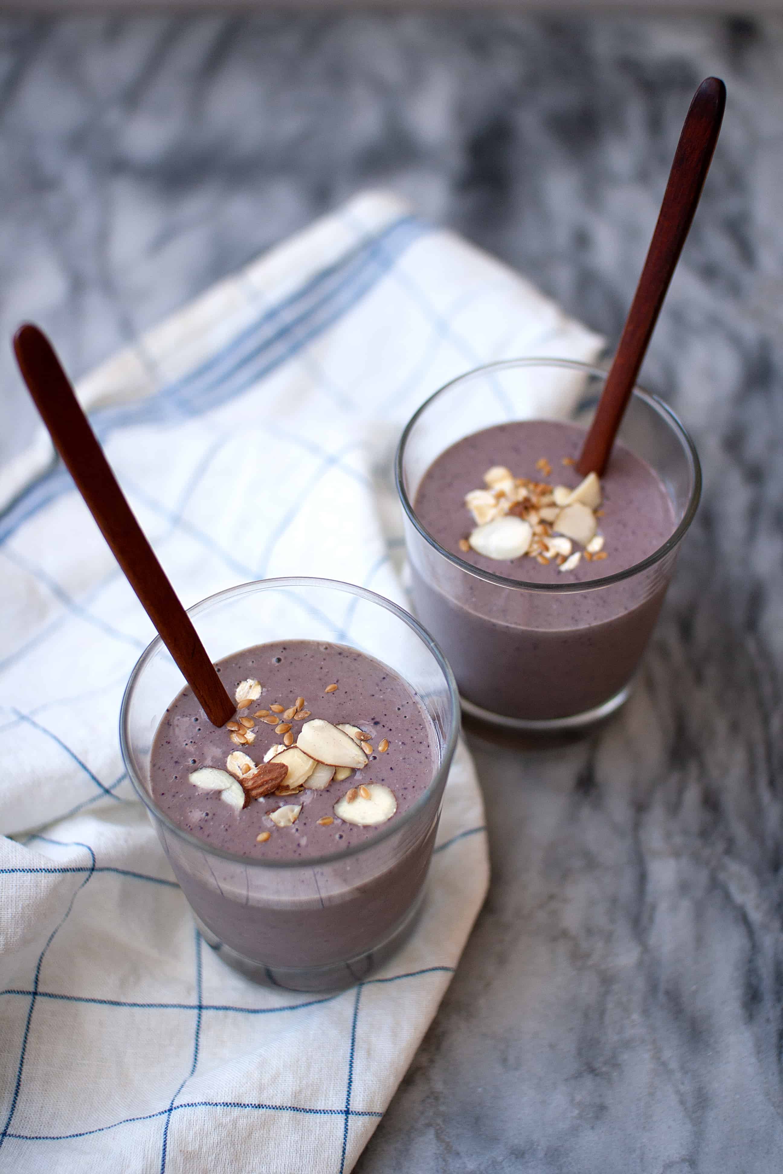 Blueberry Oatmeal Smoothies with Spinach