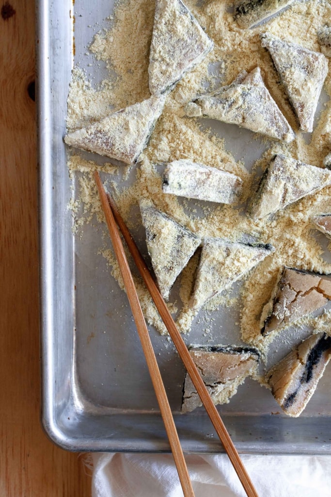 Mochi Bread Bites with Black Sesame and Bean Powder aka the Cheater's Injeolmi