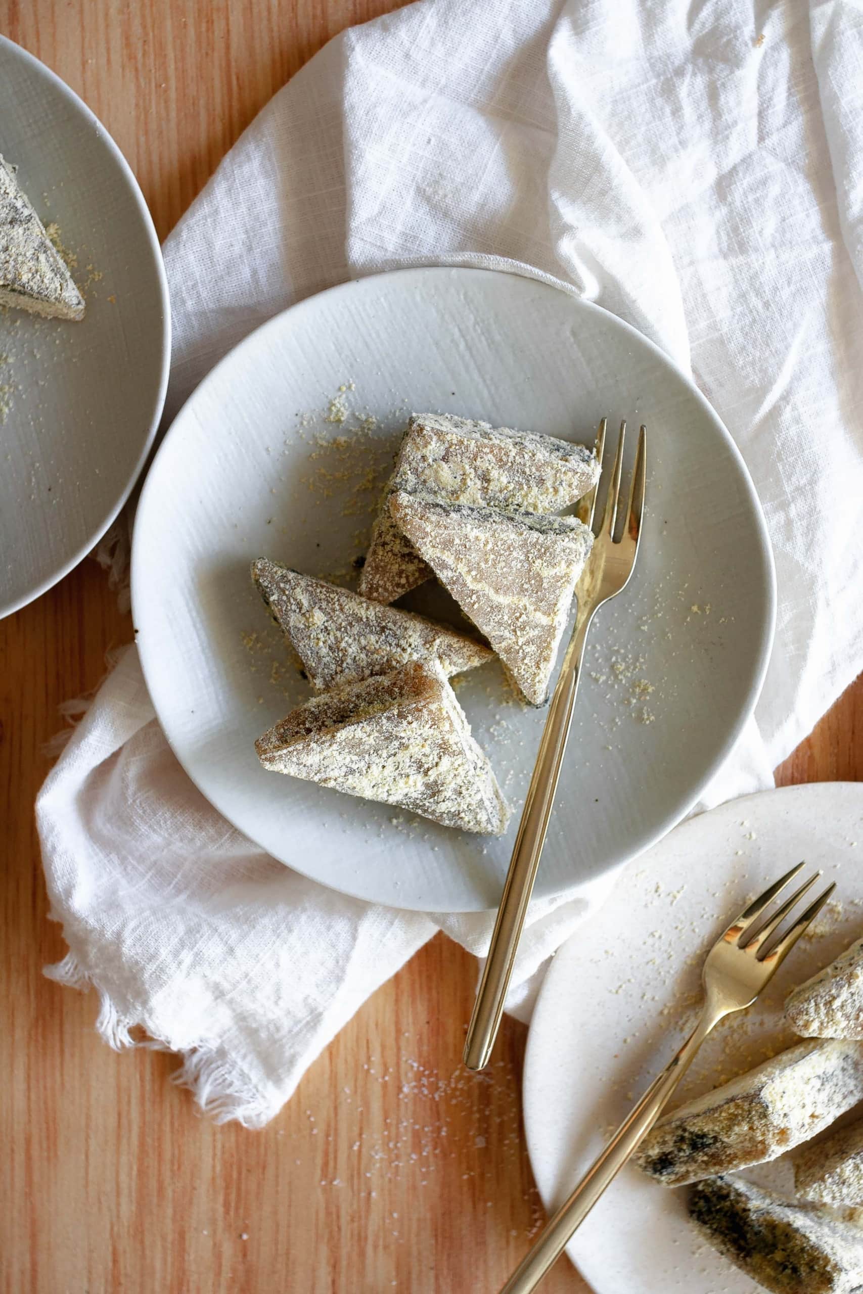 Mochi Bread Bites with Black Sesame and Bean Powder aka the Cheater's Injeolmi